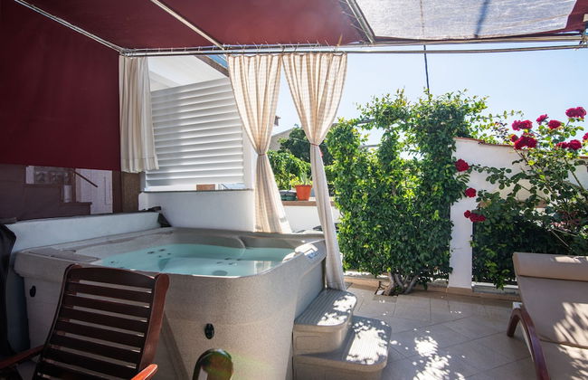 Modern Apartment in Arbanija with Hot Tub - Foto 24