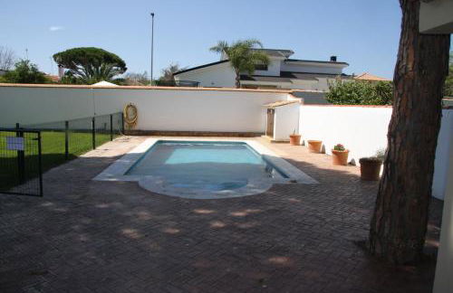 Moderno y amplio chalet, con piscina privada - Foto 16