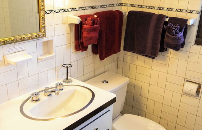 Castle on Glen - 3 Bedroom Home - Photo 9