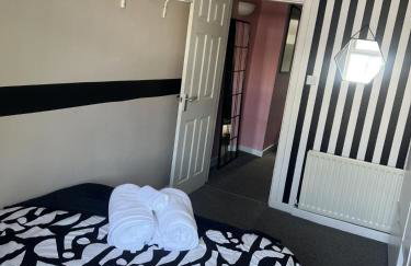 The Hive 2-Bed Apartment with Kitchen and Private Bathroom in Lively Monton Village - Sleeps 4 - Free WiFi - Parking Nearby - Foto 18