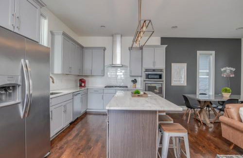 Jack Daniels House with Rooftop Golf, City views! 8min to Whiskey Row! Sleeps 10! - Foto 20