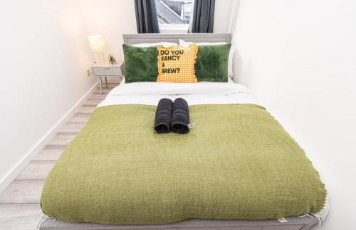 Amanah Properties - Elegant 4-Bedroom Home in Wembley with Parking, Perfect for Contractors - Foto 23