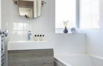 Clicketts - 3-Bedroom, Full Entire House, Sleeps 6 guests, Free wifi, Street Parking, Smart TV, Basildon, Essex London - Foto 19