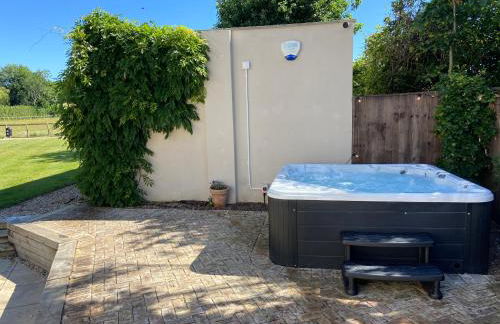 Large Country House with Hot Tub, Pool Table, and Log Burner - Photo 5