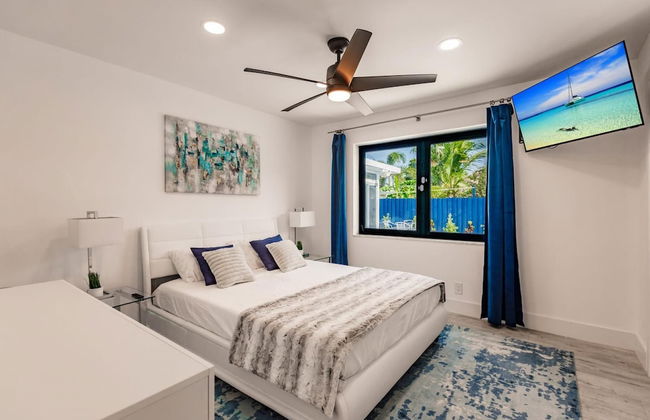 Modern Spacious Home With Pool Jacuzzi - Photo 25