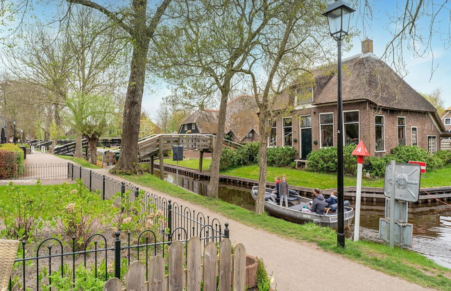Wonderful Mansion in Giethoorn near Museum with Terrace - Photo 1