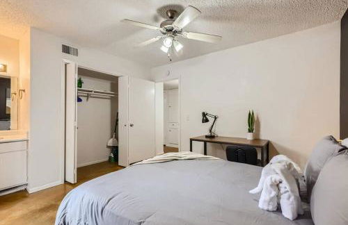 Your 2B Getaway - Walk Dtwn - Sleeps 6 - Pool and Prkg - Foto 7