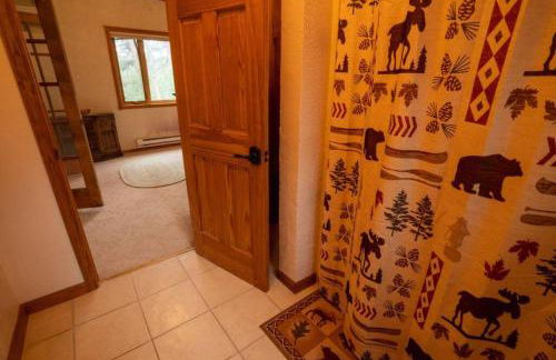 Warm Woodland Getaway with Land - Foto 39