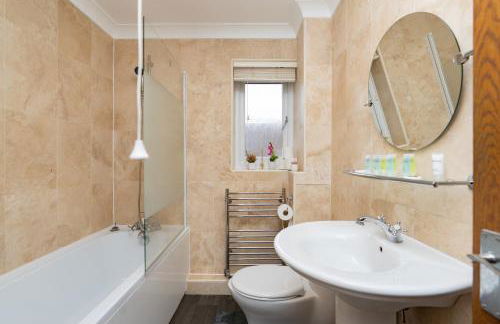 Open Mind Property - 3 Bed Home with Free Parking - Foto 7