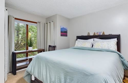 Updated Duplex with Mountain & Filtered Water View - Foto 28