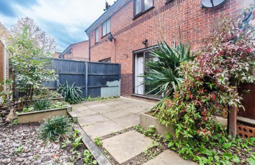 Great Location 2 Bedroom House in Nottingham, Private Garden, Fast Wi-Fi and Free Parking - Photo 56