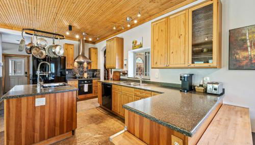 Rustic 5BR Escape with Private Hot Tub 25min to Park City - Foto 3