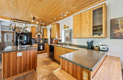 Rustic 5BR Escape with Private Hot Tub 25min to Park City - Foto 3