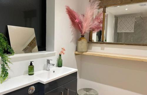 Quirky, Luxury Hideaway - Photo 7