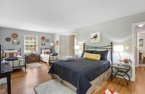 5BR Woodland Retreat on 7 Acres with a Pond - Foto 4