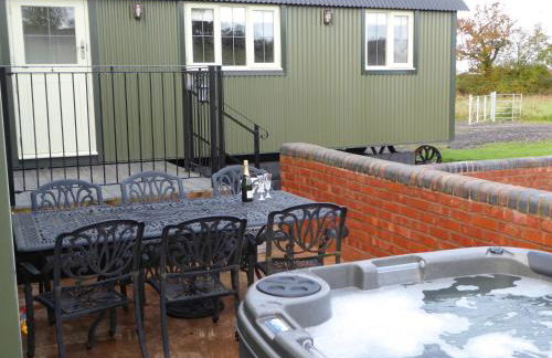 Shepherds View at Oaks Barn Farm Alcester with optional paid for Hot tub - Photo 2