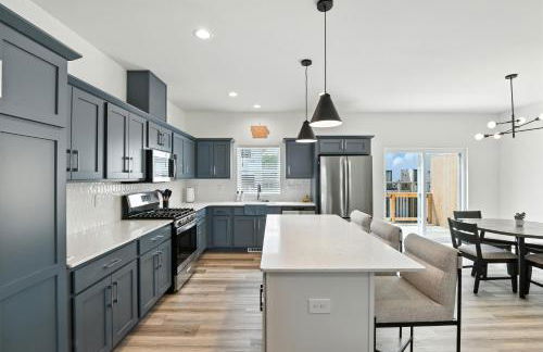 Modern Townhome Retreat in Prime Location townhouse - Photo 14