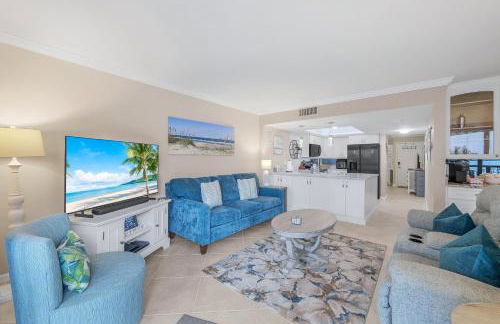 Waterfront Island Oasis! Heated Pool with Stunning View & 2 Full Bath - Foto 15