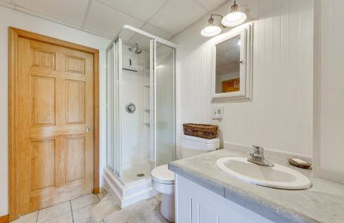 Waterfront Lake George Lodge with Boat Dock and Deck! - Foto 20