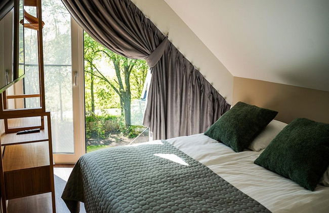 Spacious Holiday Home With Garden - Photo 2