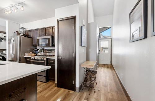 Perfectly Located 3 Bed 3.5 Bath Beautiful Townhome - Photo 15