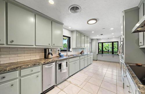 Waterfront oasis with private pool, game room, fire pit and volleyball court - Foto 27