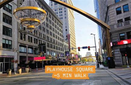 Spacious Loft with Fireplace - near CSU, Playhouse, Progressive field, R&R Hall of Fame with Gym & Sauna and Sleeps 12 - Foto 21