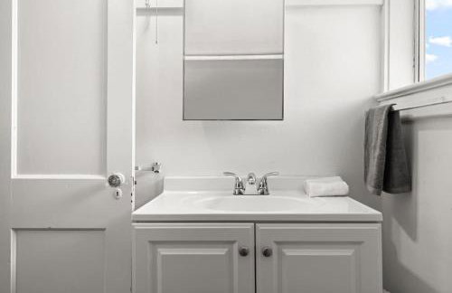 Charming 4BR Retreat in Arlington Sleeps 12 NearDC - Foto 29