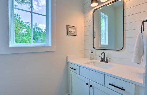 Luxe Lakefront Getaway with Porch and Water View! - Foto 29