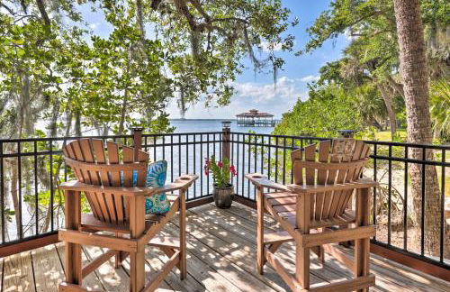 Riverfront Merritt Island Bungalow with Dock and Deck - Foto 2