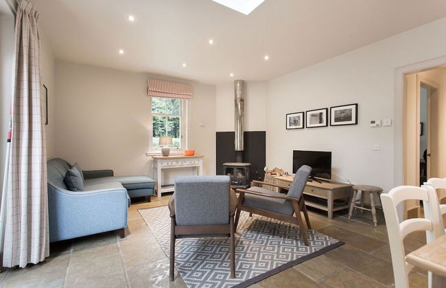 JOIVY Stunning 3 Bed Lodge With Gardens At Gilmerton House - Photo 14