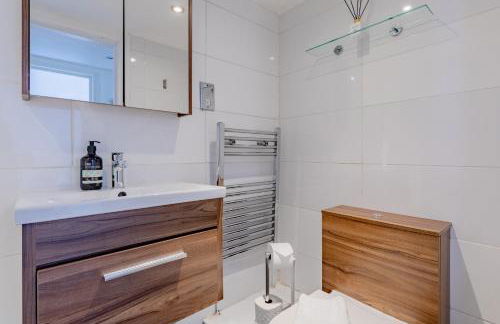 Snug 2BD Flat with Patio Heart of North London - Foto 10