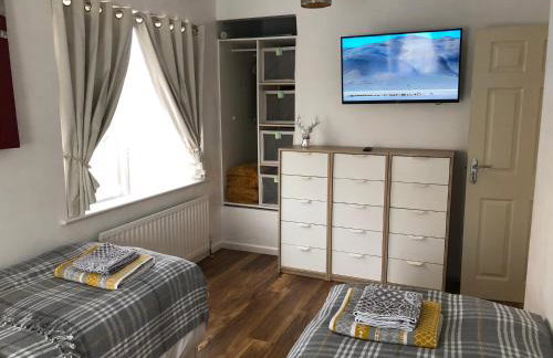 Cannock Chase Guest House - Modern Super Spacious Renovated home for 6 guests - Foto 14