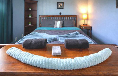 4BR Retreat with Game Room & Massage Chair - Sleeps 12 - 2 Kings - Step-Free - XL Private Patio - Foto 27