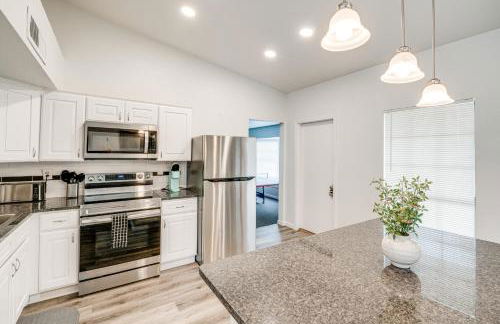 Game Room and Patio Family Home in The Colony! - Foto 9