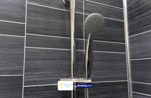 Large 2 Bedroom Apartment By The One Retreats Short Lets & Serviced Accommodation Horley Close To Gatwick Airport - Foto 25