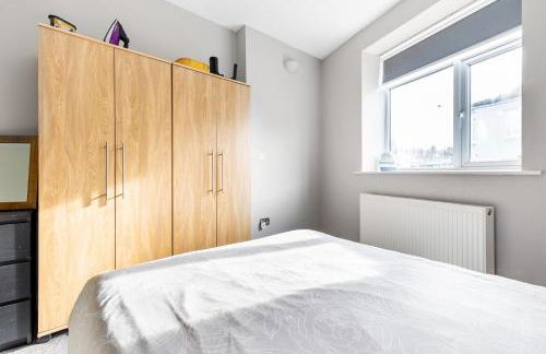 Group Friendly 2 Bed 2 Bath FREE PARKING for 2 Large Vans or up to 4 Cars Zone 2 Sleeps 10 Close to Central London and Zone 2 tube station - Photo 77