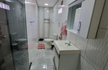 Lindo Apartamento, WiFi Rápido, 2 Banheiros, Suíte, Sala Confortável, Cozinha Completa, Microondas, Entrada Privativa, Perto do Shopping Pátio Matosinhos, 5 min do Centro Histórico - Foto 10