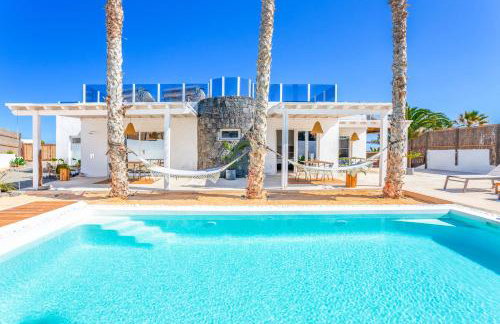 Boutique Beach Villa by Lanzarote Retreats - Private Pool - 1 min walk to Sea Pool - Photo 1
