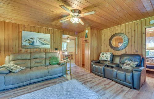 Grill and Fire Pit Waterfront Cameron Retreat! - Foto 5