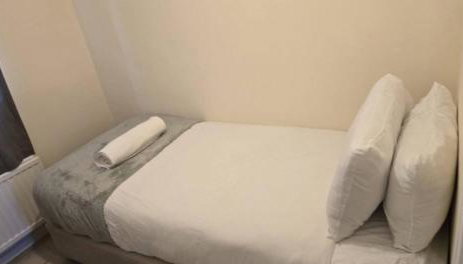 Cosy House- Sleeps 7 Centrally Located Free Parking, Fast WIFI Smart Tv with Sky and Netflix Business Travellers Relocators Leisure Welcome - Foto 4