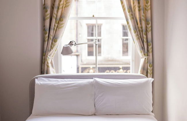 JOIVY Iconic Cockburn Street 4 Bedroom Apartment: Heart of Old Town - Foto 17