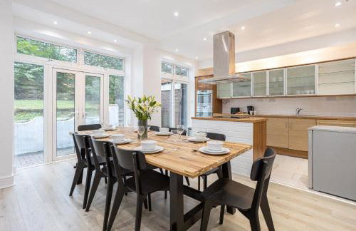 Pillo Rooms - Spacious 4 Bedroom Detached House close to Heaton Park - Foto 1