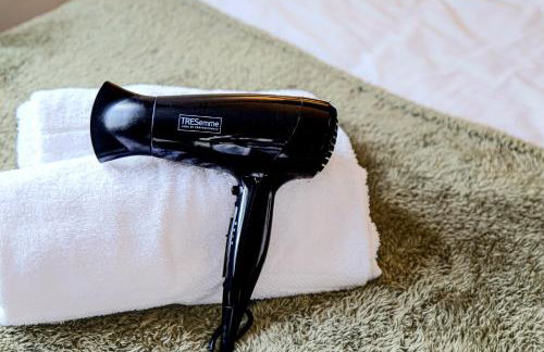 Emerald House - Prime Location - Driveway Parking, Pool Table, Fast Wifi, Self Check-In and Sky TV by Yoko Property - Photo 6