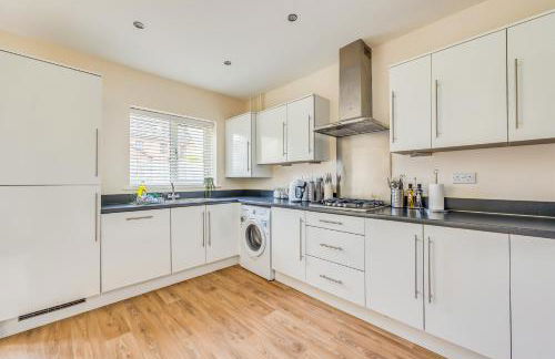 Beautiful Detached House with Driveway Parking, Study Room, Spacious Garden, Smart TVs and Fast Wifi by Yoko Property - Photo 20