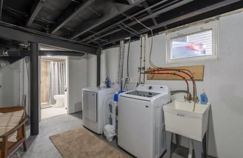 Newly Renovated and Designed Near Downtown - Foto 39