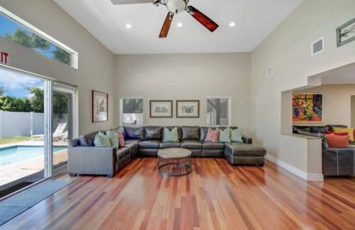 Home with pool by Dream Vacation - Foto 25