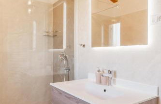 Villa atop the village with stunning view - Foto 18