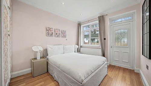 London Gem - Private Parking & Patio, 7m to Station - Foto 4, wardrobe