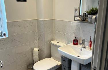 Brackley near Silverstone Grand Prix 3 double bed family home - Photo 18